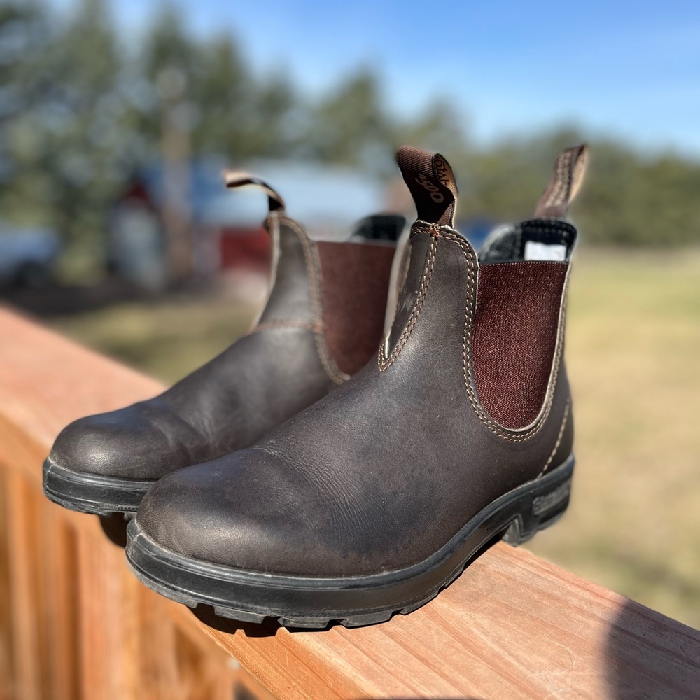 Blundstone Leather Original Chelsea Boot. Size 4, fits like 6.5-7. Dark Brown.